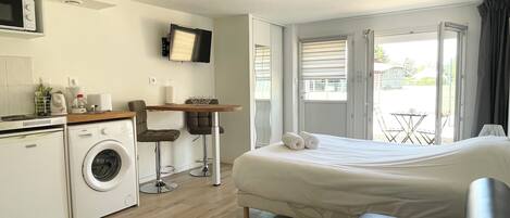 1 slaapkamer, een kluis op de kamer, een bureau