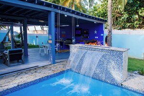 Una piscina al aire libre