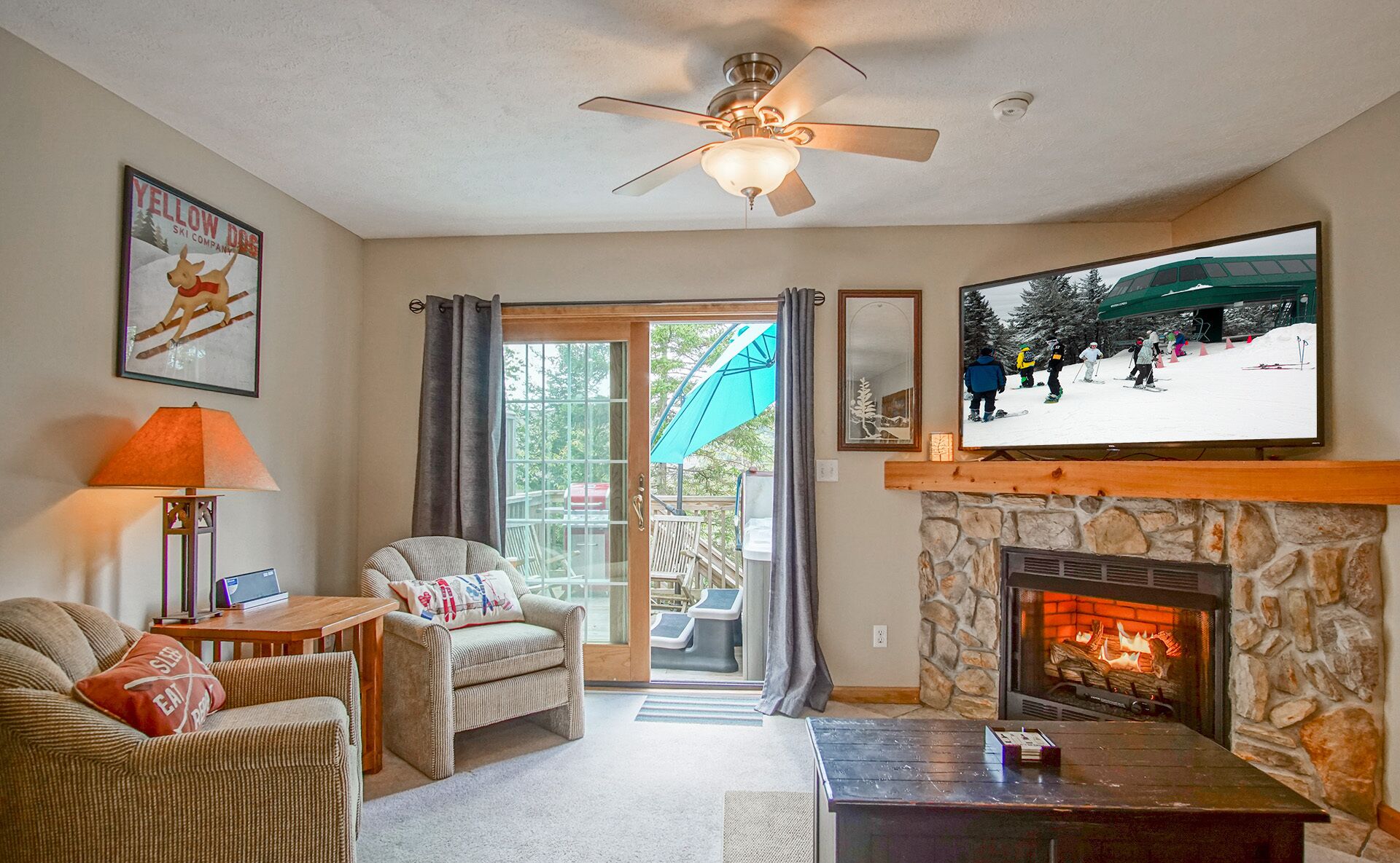 Creekside G28: 2 Story Townhome, 3 bedroom, 3 full Bath, Hot tub on private deck.