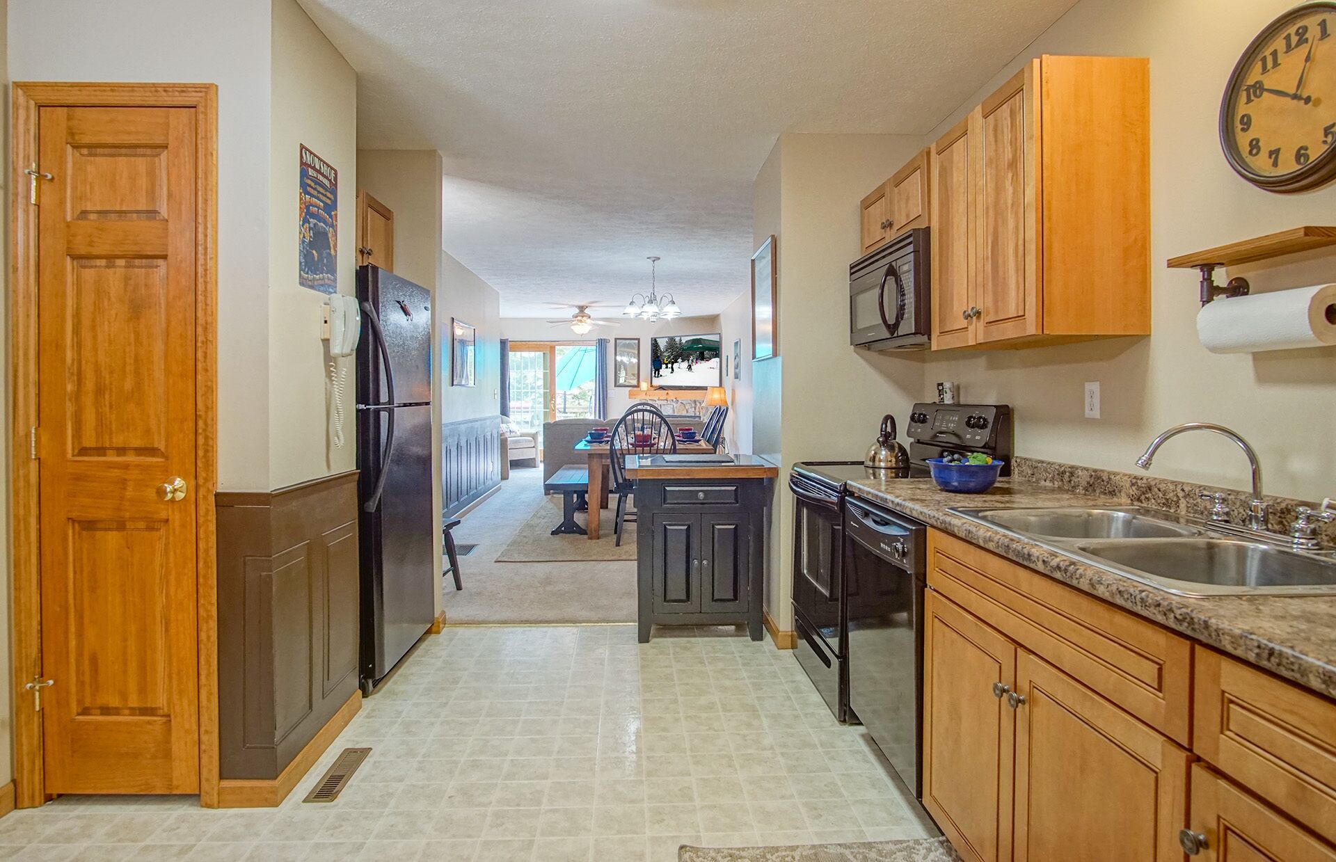 Creekside G28: 2 Story Townhome, 3 bedroom, 3 full Bath, Hot tub on private deck.