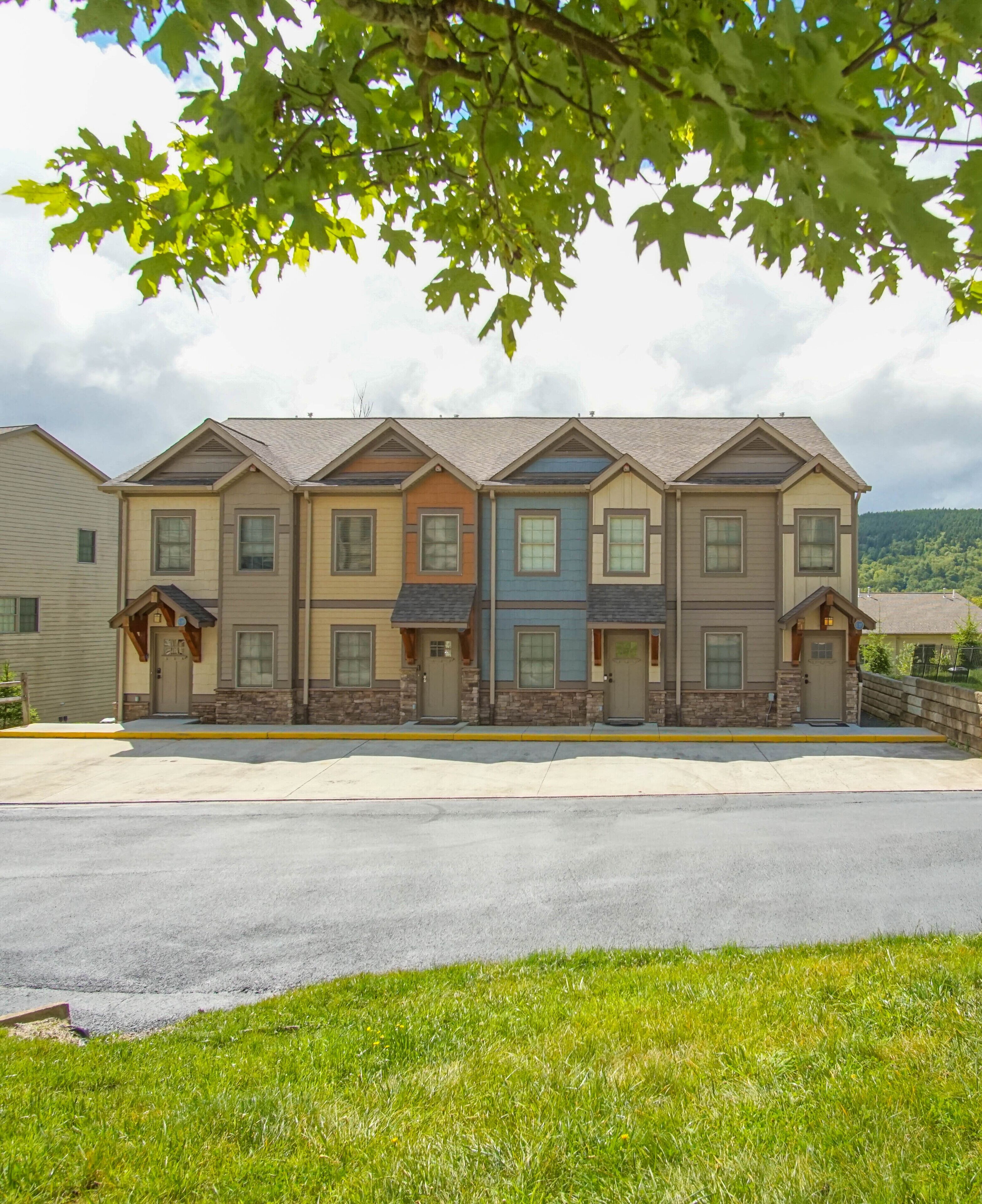 Creekside G28: 2 Story Townhome, 3 bedroom, 3 full Bath, Hot tub on private deck.