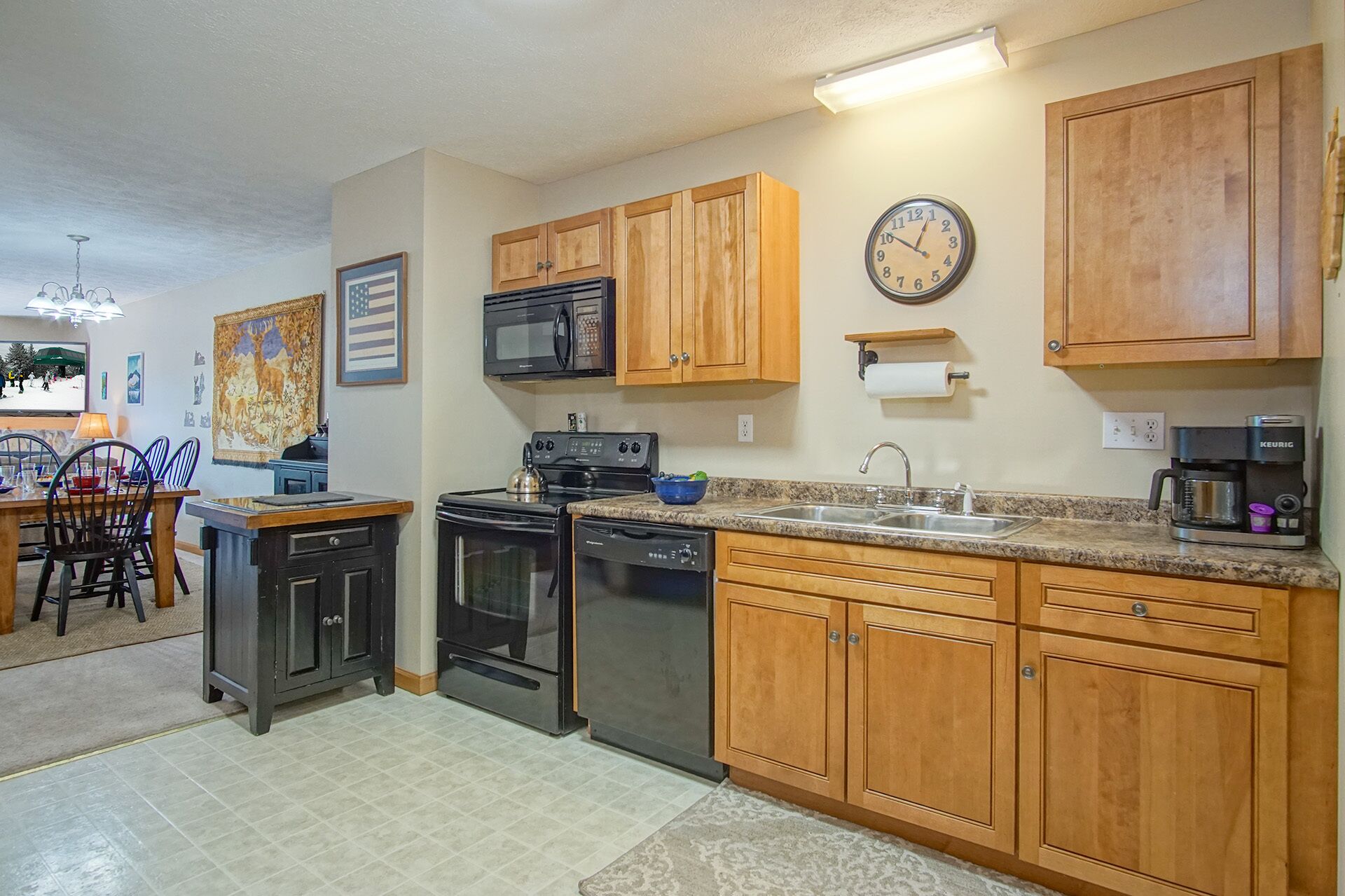 Creekside G28: 2 Story Townhome, 3 bedroom, 3 full Bath, Hot tub on private deck.