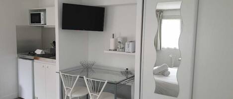 1 slaapkamer, een kluis op de kamer, een bureau