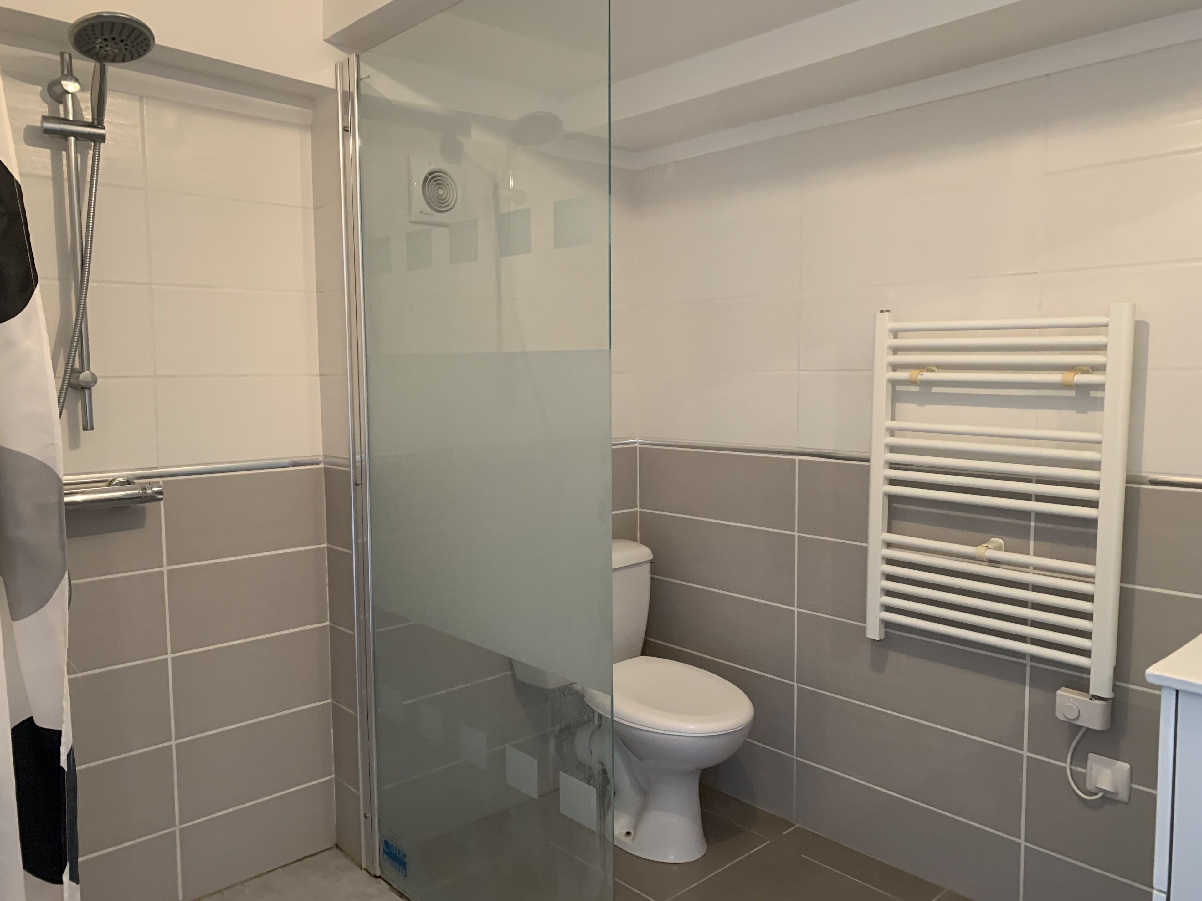 Suihku, ympäristöystävälliset hygieniatuotteet, hiustenkuivaaja