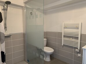 Een douche, milieuvriendelijk toiletgerief, een haardroger, handdoeken