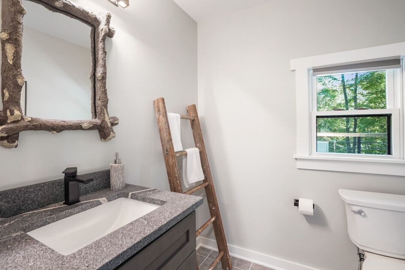 MODERN, SECLUDED 15 ACRE HOCKING HILLS RETREAT WITH BONUS CABIN!