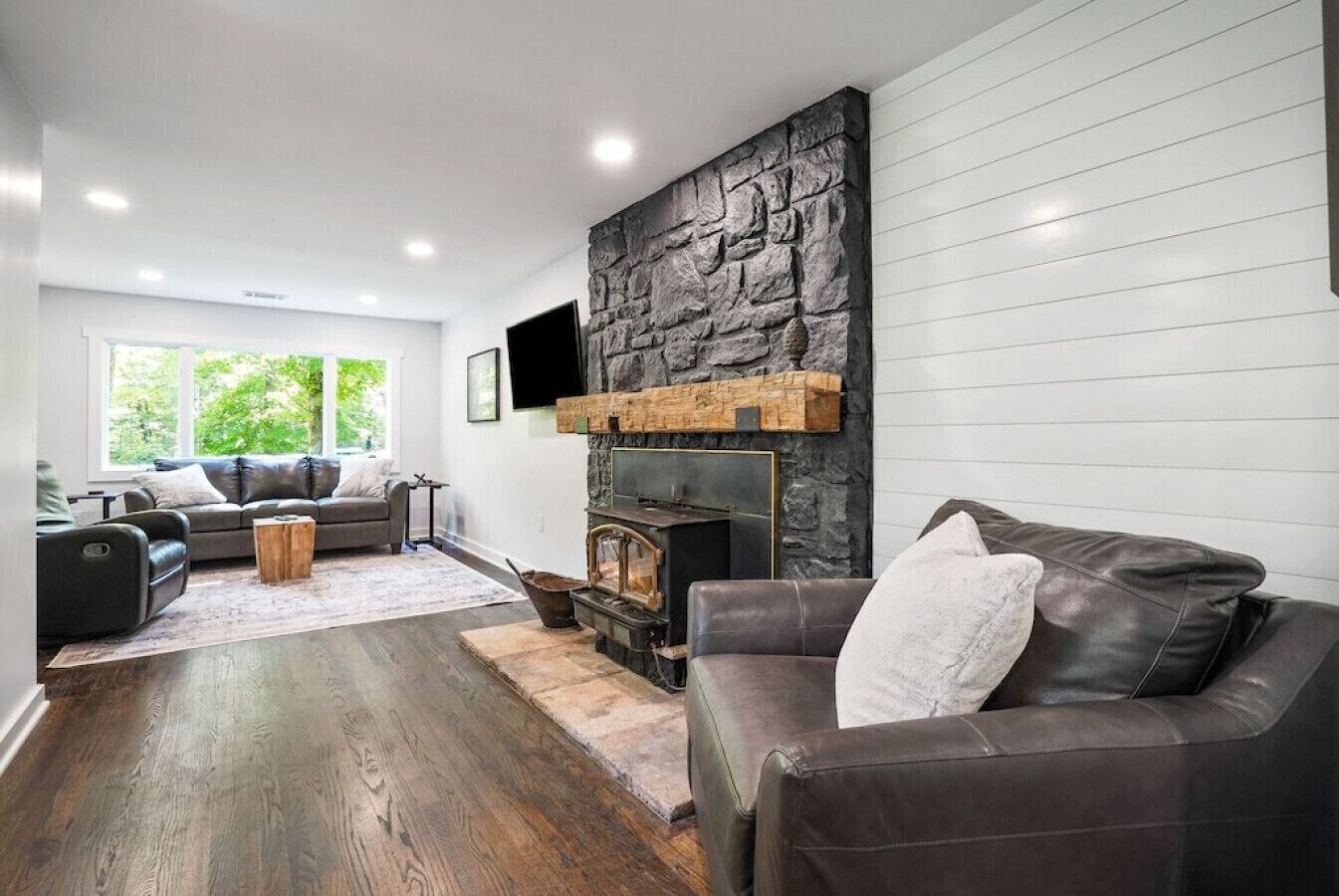 MODERN, SECLUDED 15 ACRE HOCKING HILLS RETREAT WITH BONUS CABIN!