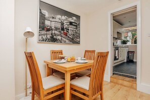 House | 2 bedrooms - Honeysuckle Terrace - From 125 Per Night (Henley-on-Thames)