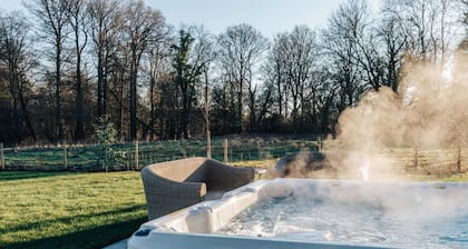 Hayward House Hot Tub Large Garden - From 1100 Per Night