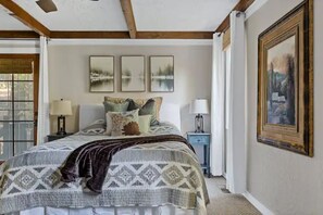 3 bedrooms, desk, iron/ironing board, travel cot - "4 Sons"-Family Friendly Escape Steps to the Lake (Lake Arrowhead)