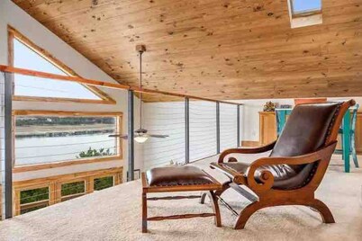 Escape to the Lake 3 Level Lodge with Spectacular Views