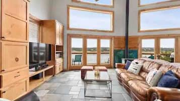 TV connectée, lecteur de DVD, livres, vidéothÚque