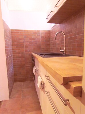 Fridge, oven, stovetop, electric kettle