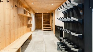 Ambiente interno in legno con panche e parete della sauna dotata di diverse docce.