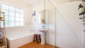 Baignoire, séchoir à cheveux