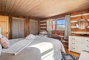 3 bedrooms, desk, iron/ironing board, travel crib