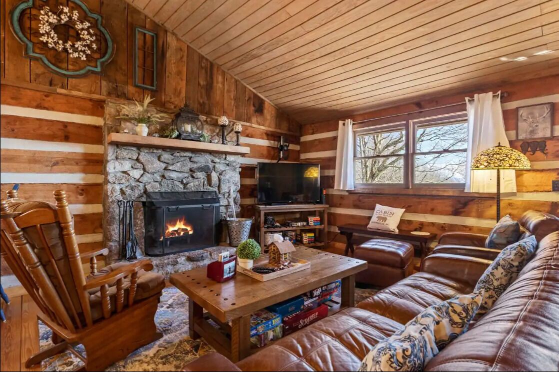 Wolf Laurel Log Cabin High Elevation Spectacular Views,  near AT at Big Bald..
