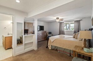 3 bedrooms, desk, iron/ironing board, travel cot