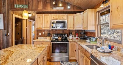 Wolf Laurel Cabin near Big Bald. Hike the Appalachian Trail. Long Range Views.