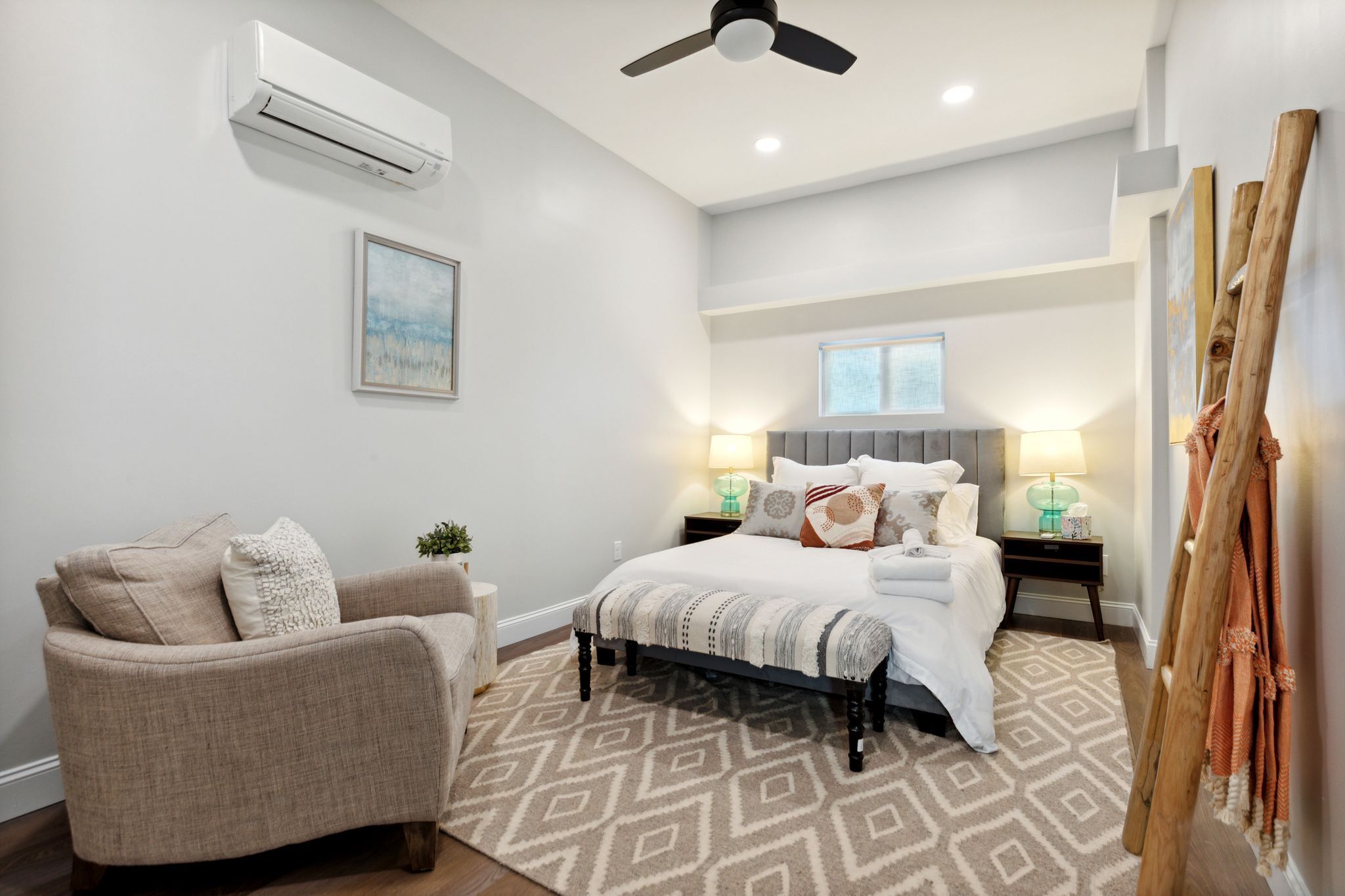 Quaint Cottage-Great Location with Hot Tub!!