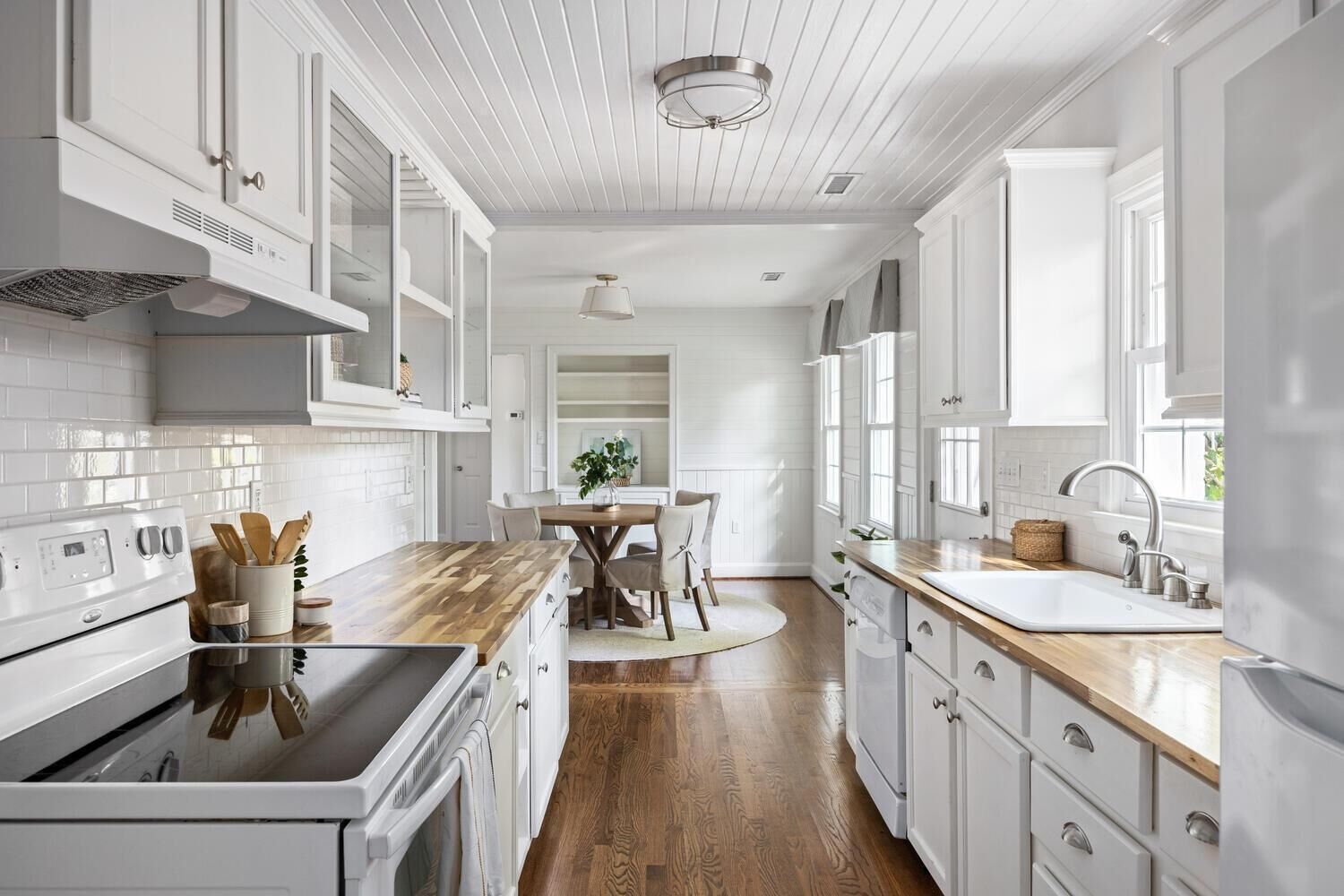 Quaint Cottage-Great Location with Hot Tub!!