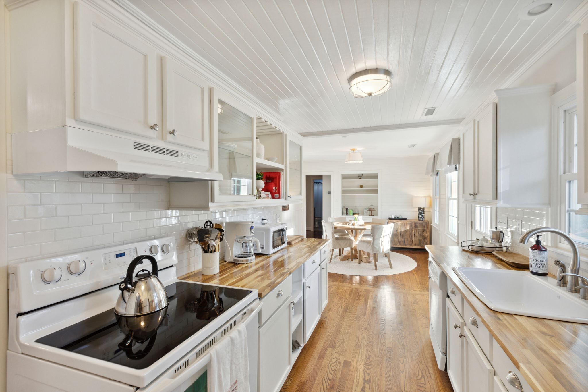 Quaint Cottage-Great Location with Hot Tub!!