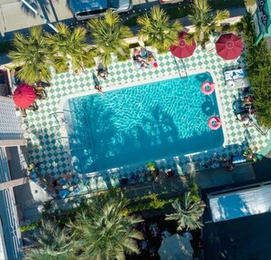 Una piscina al aire libre (de 08:00 a 18:00), sombrillas, tumbonas