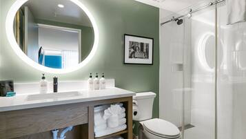 Habitación cuádruple | Baño | Regadera, amenidades de baño gratuitas, secadora de cabello, toallas
