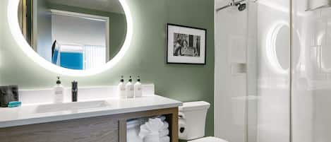 Chambre Quadruple | Salle de bain | Douche, articles de toilette gratuits, sèche-cheveux