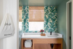 Habitación, 1 cama de matrimonio grande | Baño | Ducha, artículos de higiene personal gratuitos y secador de pelo