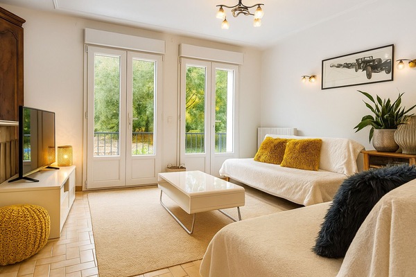 TV, caminetto, libri