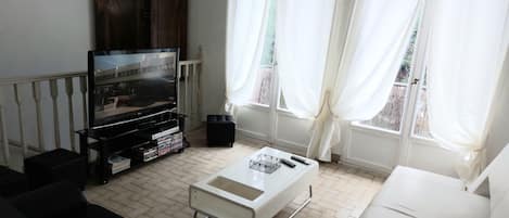 Een televisie, een open haard en boeken