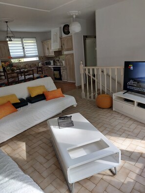 Télévision, cheminée, livres