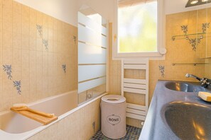 Combined shower/bathtub, hair dryer, towels, soap - Detached house with garden near Amboise (Pocé-sur-Cisse)