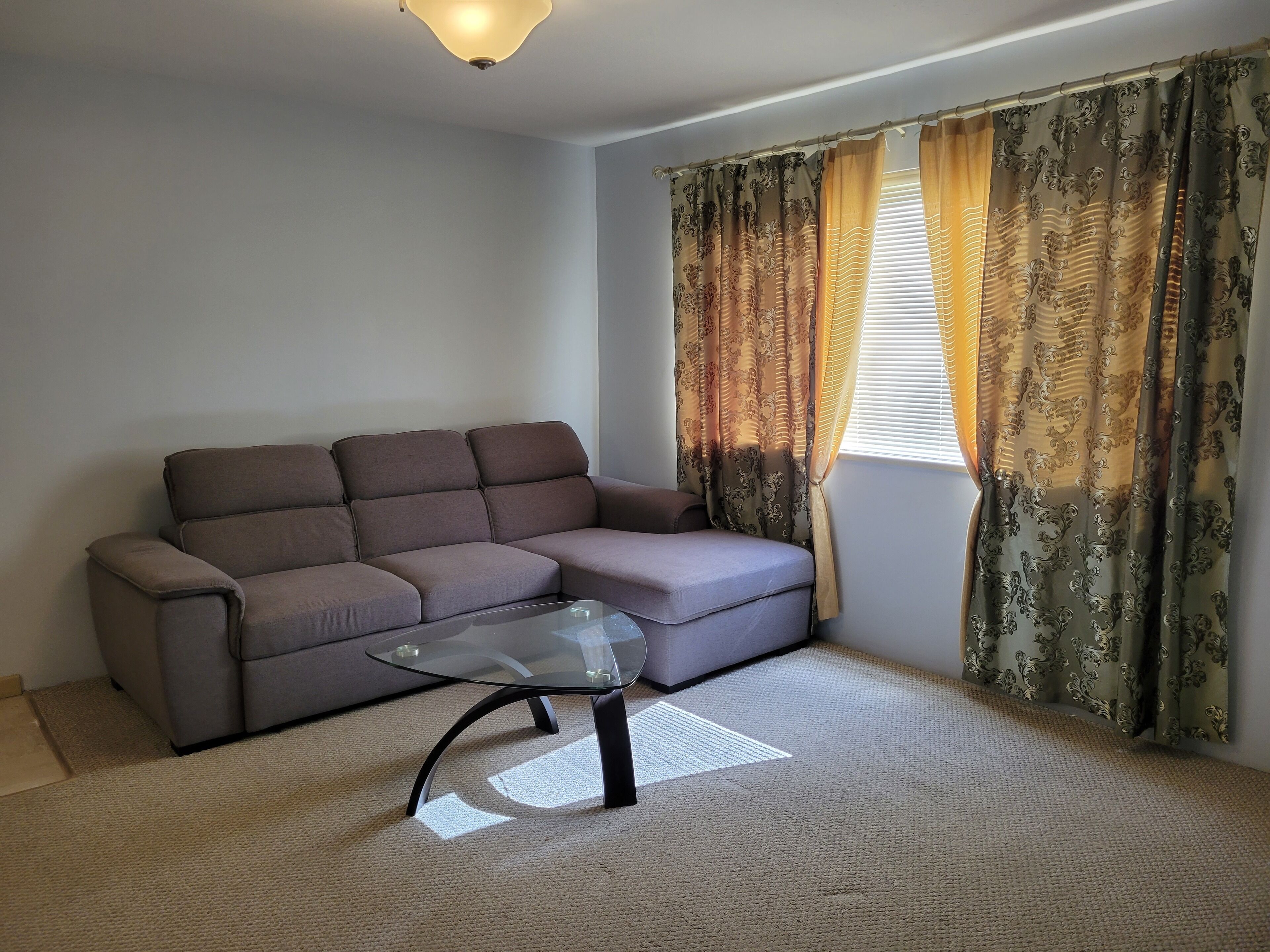 Bright 2 bedroom suite near Lafarge Lake