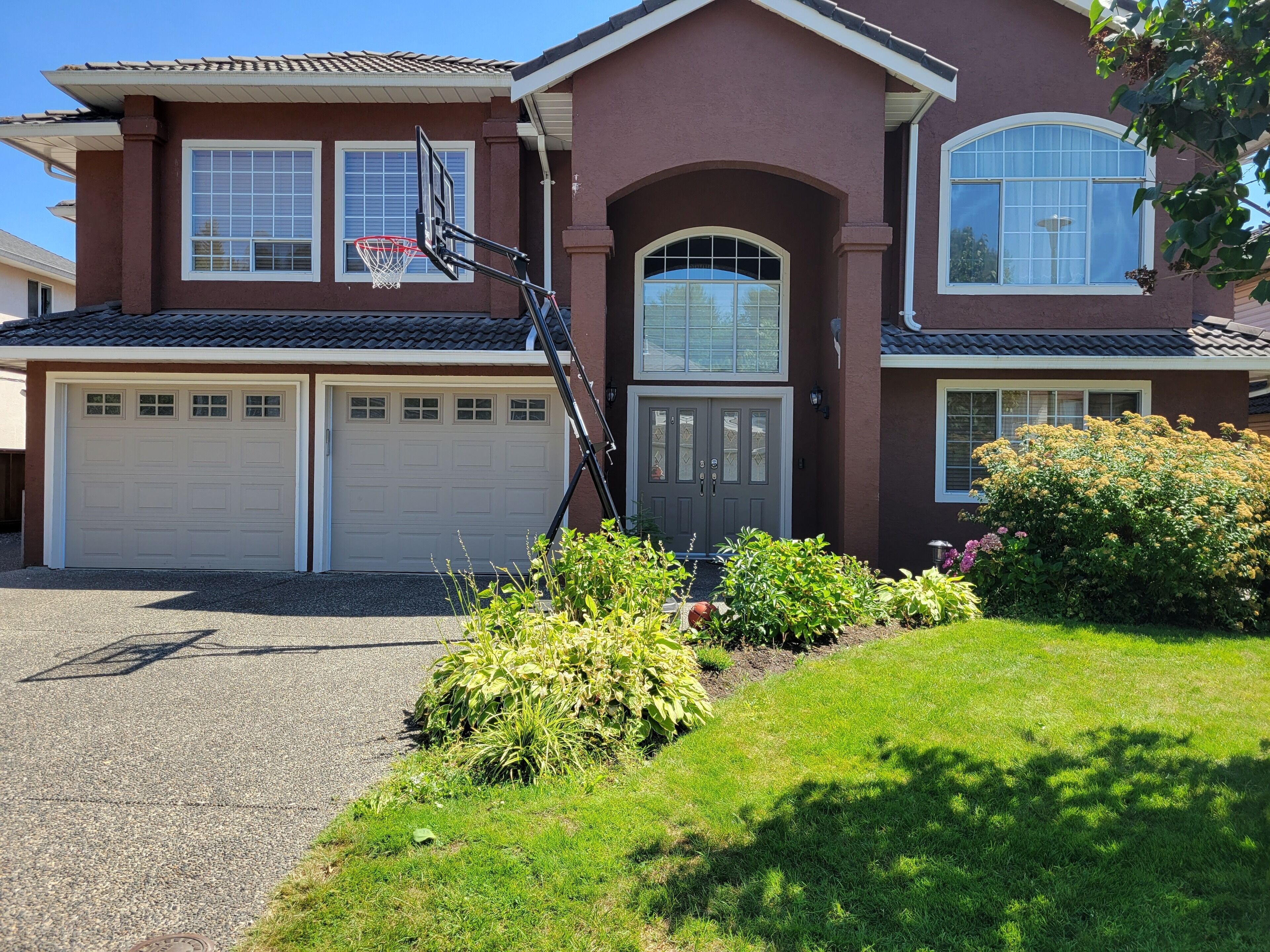 Bright 2 bedroom suite near Lafarge Lake