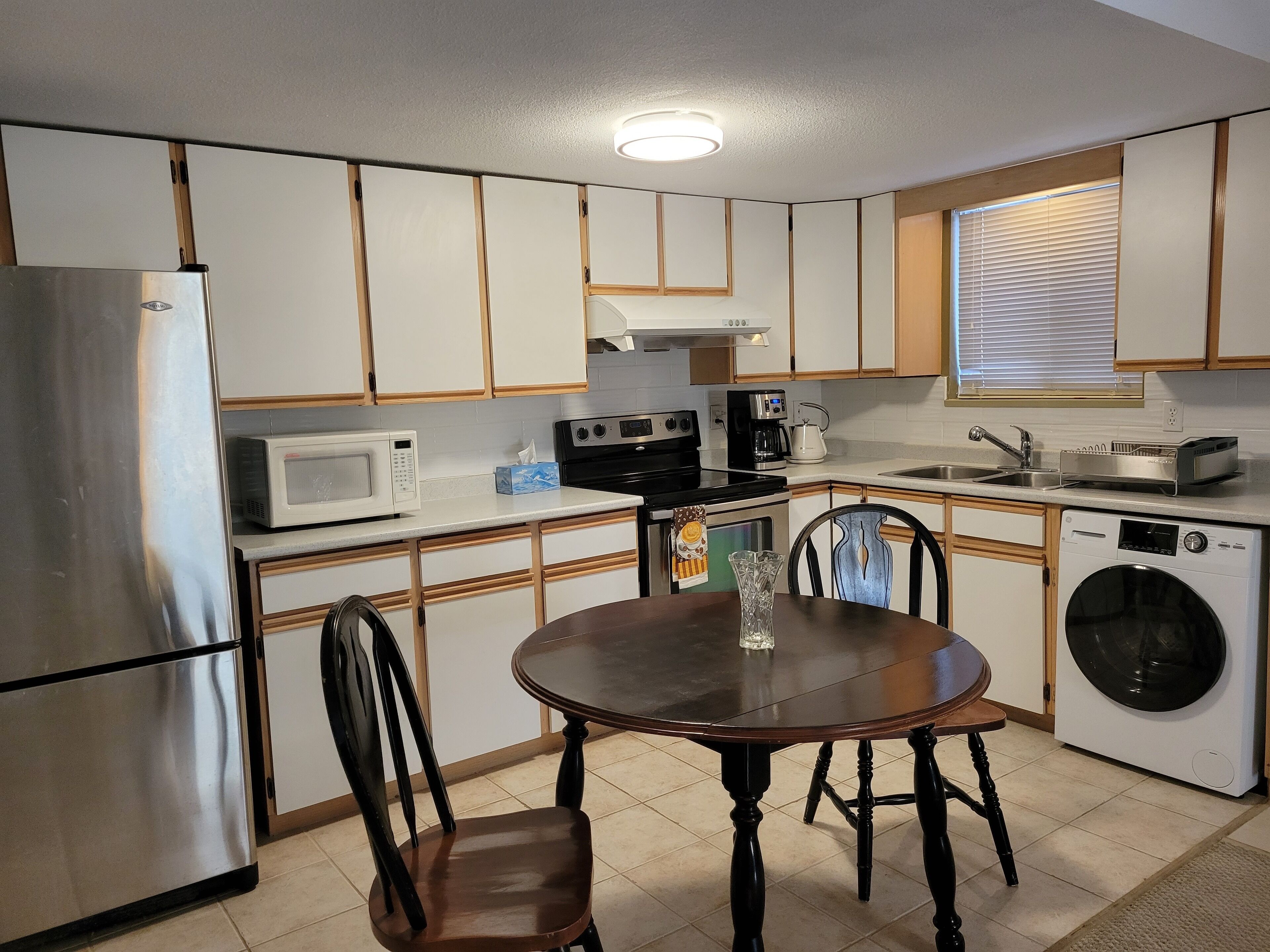 Bright 2 bedroom suite near Lafarge Lake