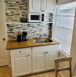 Frigorifero, microonde, piano cottura, macchina per tè/caffè