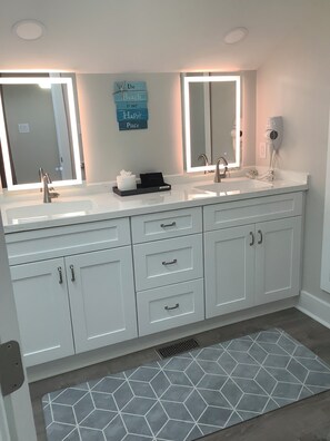 Combined shower/bathtub, towels