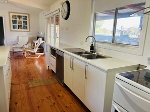 Fridge, microwave, oven, stovetop - Teddy's Shack - Pet friendly outside (Robe)