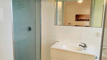 Bathtub, hair dryer, towels, shampoo