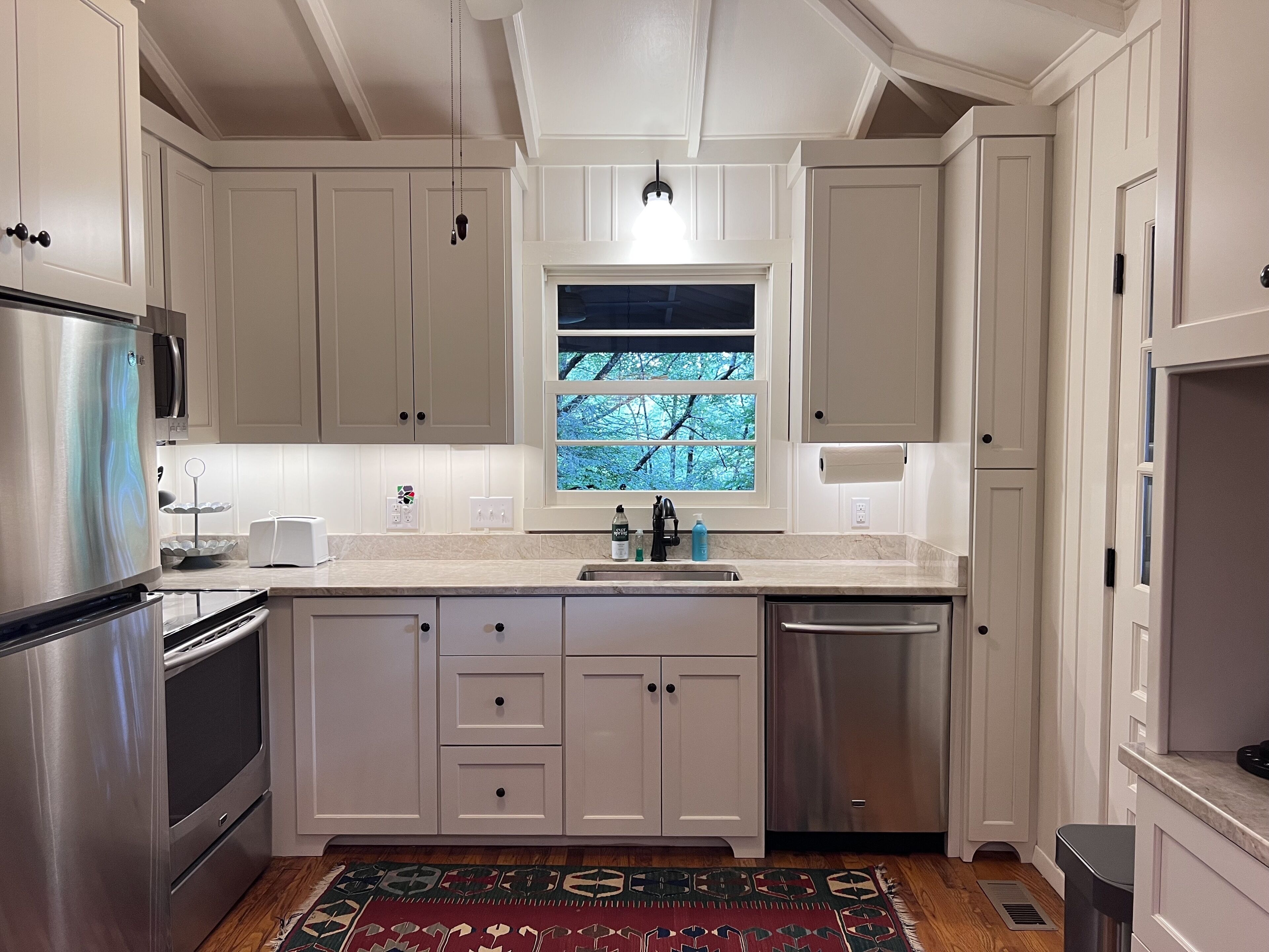 Walk to town Cozy Cottage