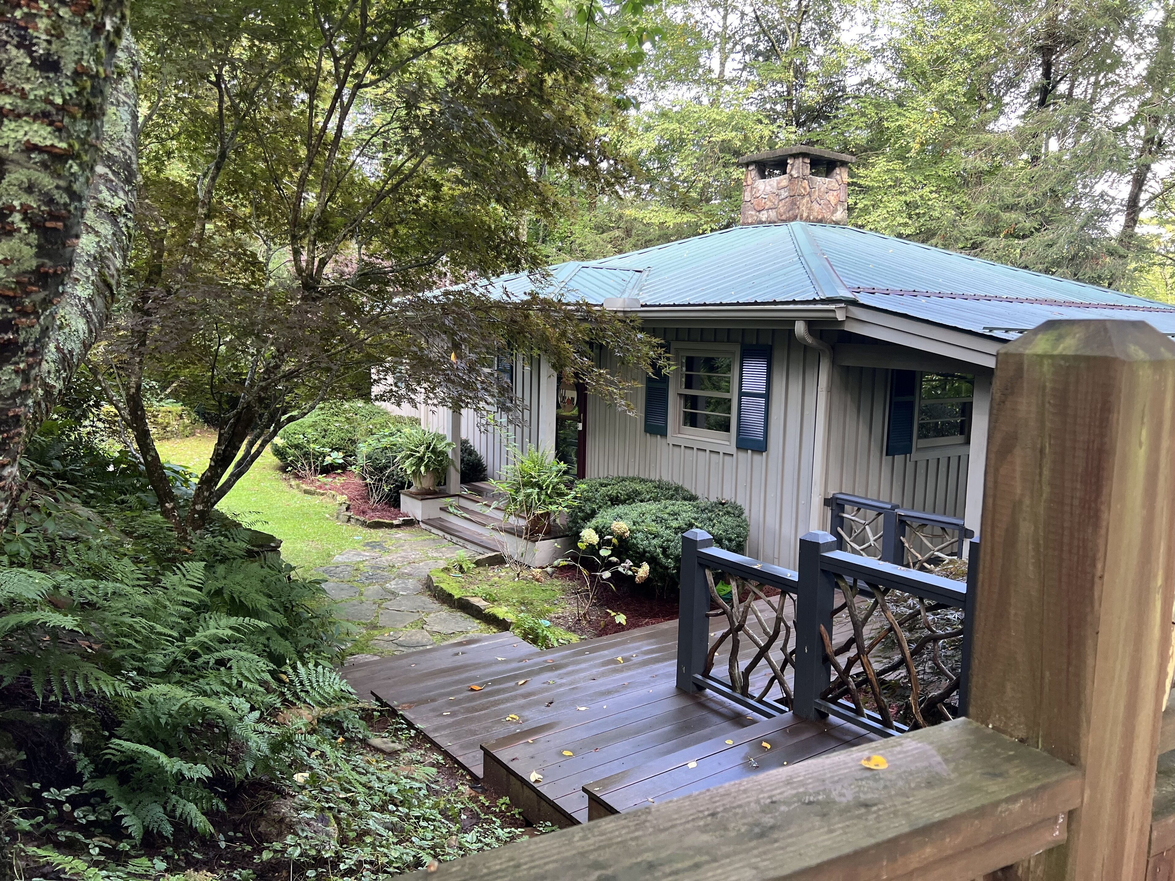 Walk to town Cozy Cottage