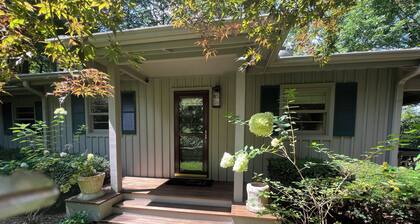 Walk to town Cozy Cottage