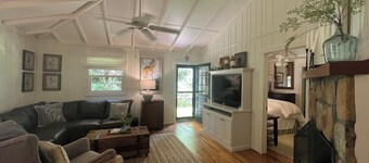 Walk to town Cozy Cottage