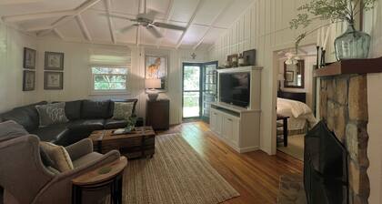 Walk to town Cozy Cottage