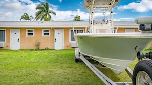 Property grounds - Everglades City Motel - Queen Room, 2 Beds, Back Door (Everglades City)