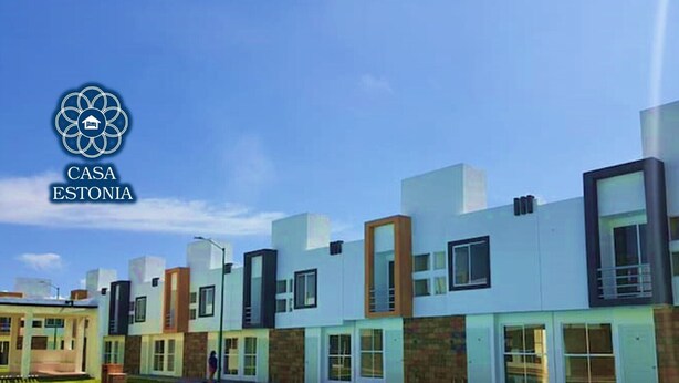 Un moderno edificio residencial con piscina, que presenta una combinación de fachadas blancas y marrones, y un logotipo con el texto 