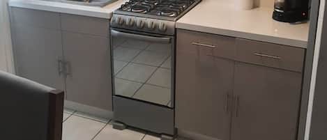 Frigorífico, microondas, horno y cafetera o tetera