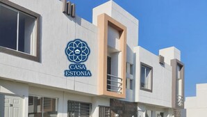 Un edificio moderno con un letrero que dice "CASA ESTONIA".